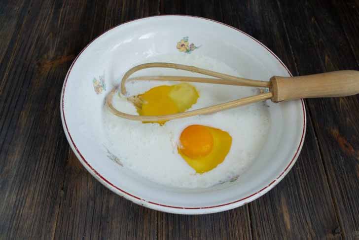 Разбиваем в миску яйца, вливаем кефир и солим