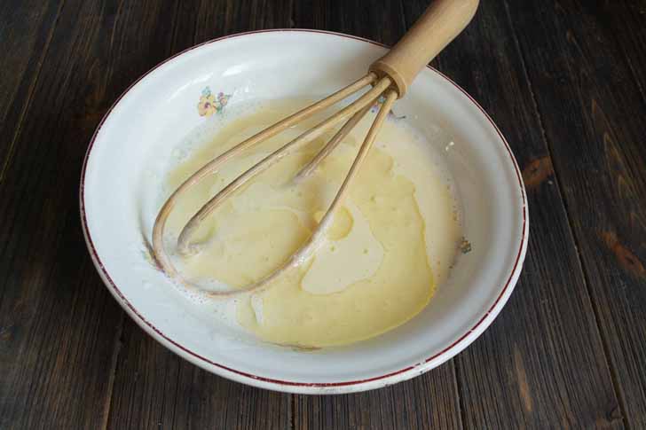 Смешиваем яйца с кефиром и солью венчиком, вливаем растопленное сливочное масло