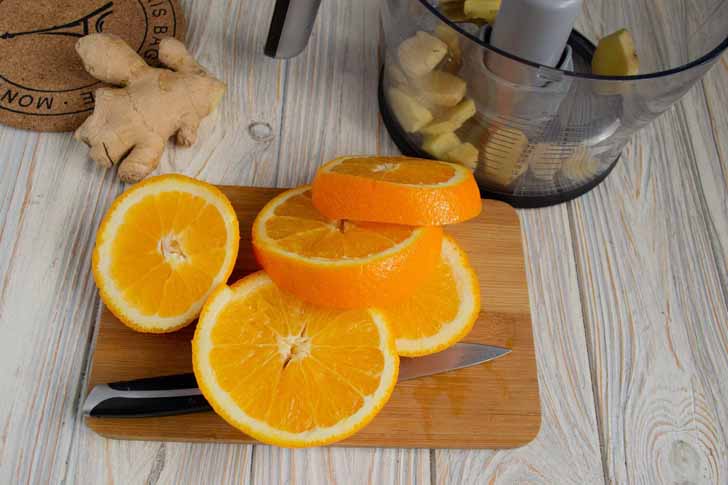 Апельсин нарезаем толстыми кружочками
