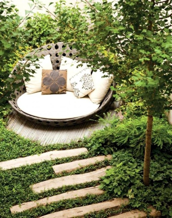 Укромный тихий уголок в саду. © interiorspace