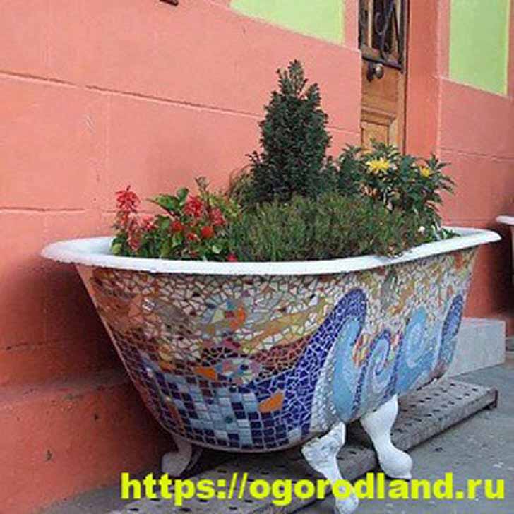 Декор чугунной ванны битой керамической плиткой