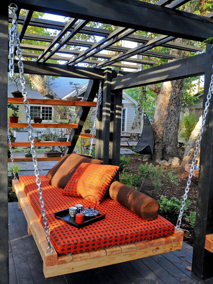 Подвесной диван-кровать. © HappyModern