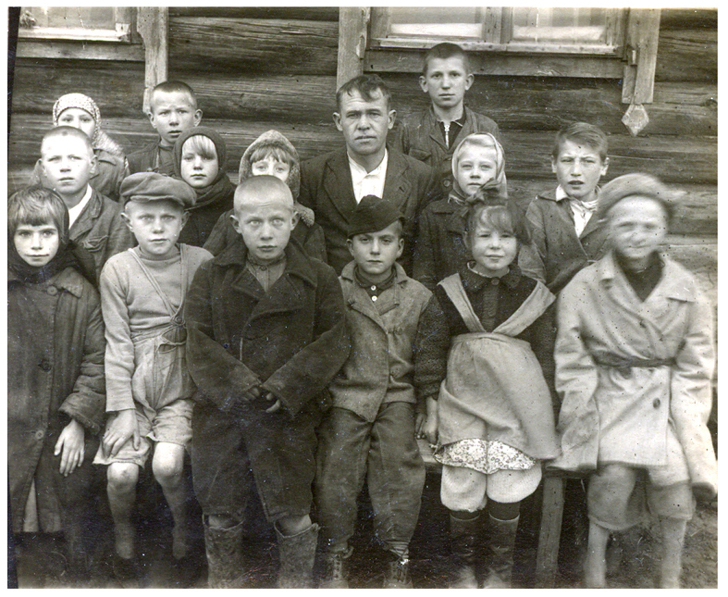 Мой учитель Н.И.Рождественский - он сын дьяка (я вторая в первом ряду справа)