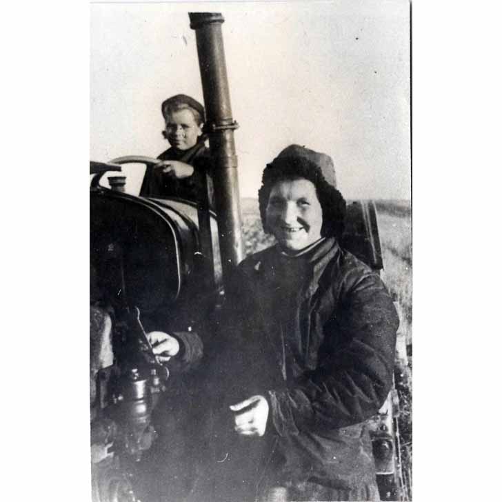 Прасолова (Тихомирова) Анастасия Павловна (1920–1979 гг.), бригадир первой в Подмосковье женской тракторной бригады (1)