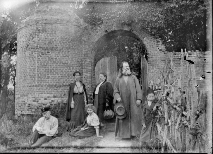Прадед П.И., слева Иван, Татьяна (жена Ивана), Шура, Мария Ив., справа Валентин -1908 г