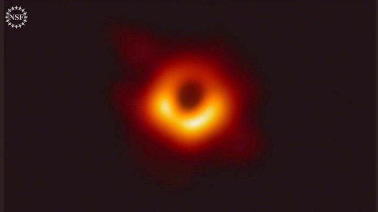 Опубликован первый в истории снимок черной дыры