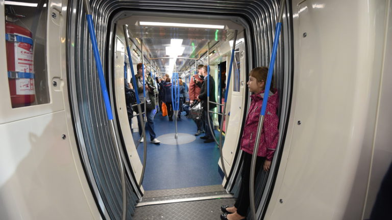 Поезда вновь ходят штатно на «синей» ветке московского метро после сбоя