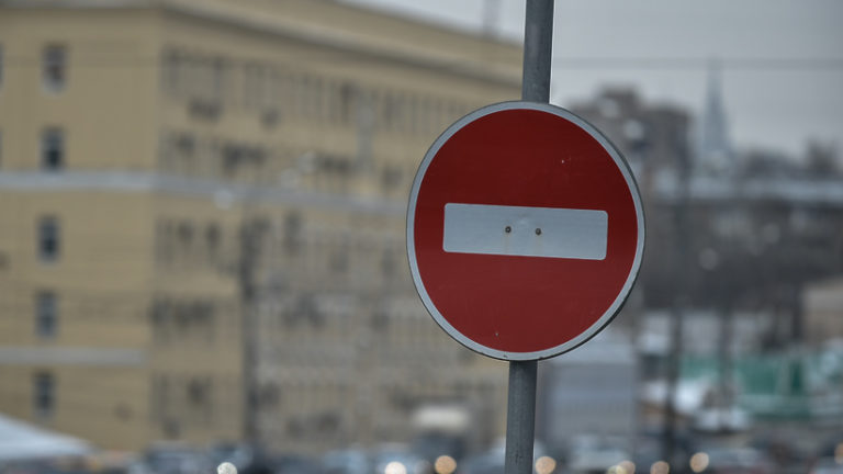 Новокрымский проезд в Москве закрыли для проезда транспорта из‑за подтопления