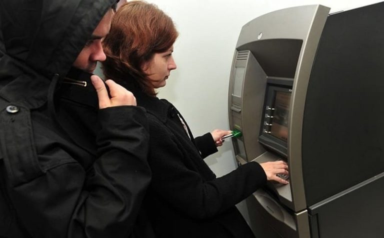мошенники у банкомата-min