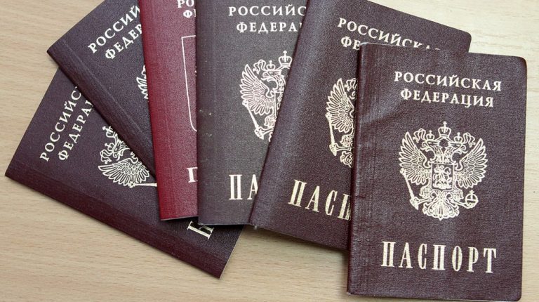 Президент подписал указ о продлении сроков действия паспортов и водительских удостоверений