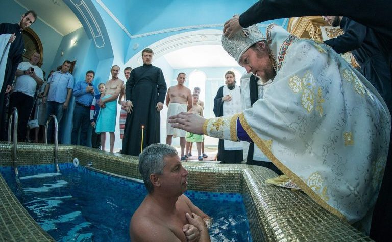 РПЦ разрешила крестить под именами Джон и Жанна