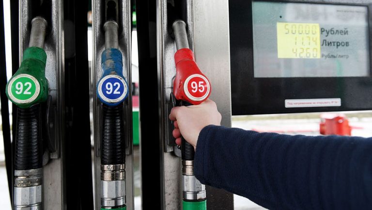 Продавцы топлива хотят снова торговать алкоголем на заправках