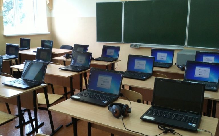 Ученики из Подмосковья при необходимости смогут взять в школах компьютеры для удаленки
