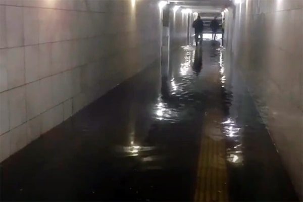Подземный переход в Зеленограде залило водой