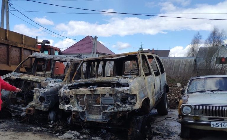В Солнечногорске подожгли сразу четыре машины