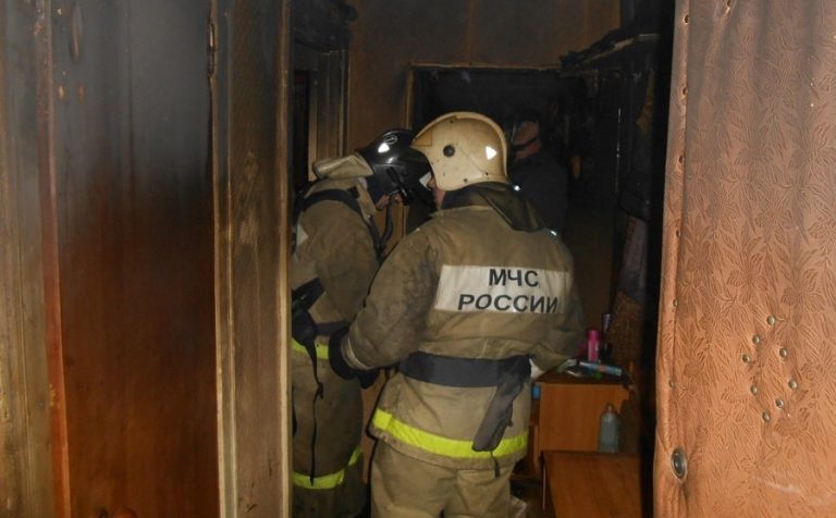 Горящую квартиру в подмосковном Клину тушили 15 пожарных