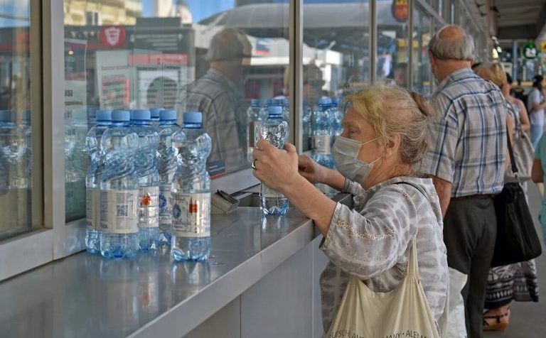 Пассажирам электричек Ленинградского направления раздают прохладную воду