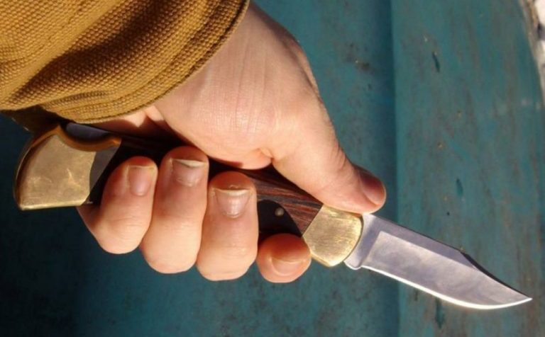 В Зеленограде мужчина ножом порезал двух молодых людей