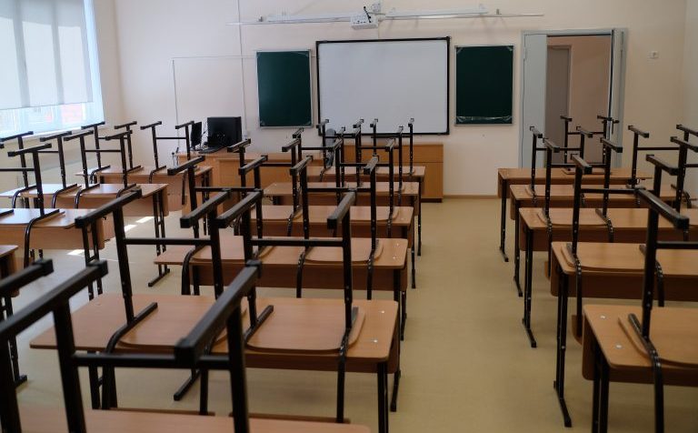 Тревожный звонок: школы в России переходят на удаленку