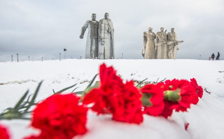 В Волоколамске возложили цветы к могиле героев-панфиловцев