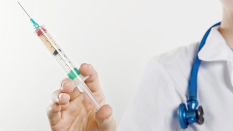 Уколи мои печали: в России началась масштабная вакцинация от коронавируса