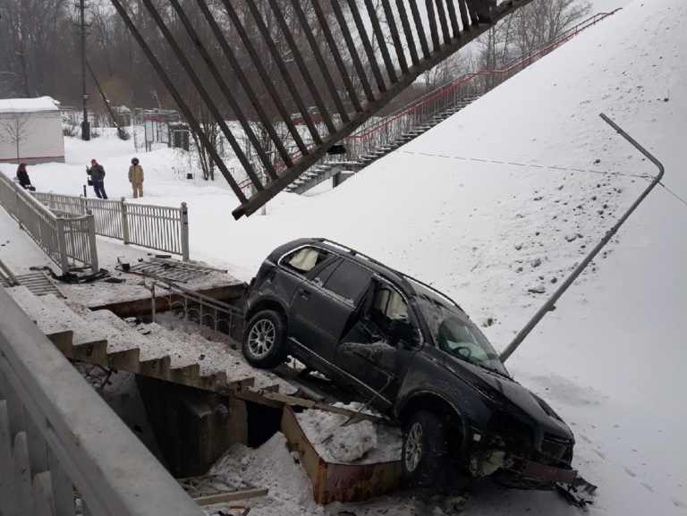 На станции Фроловское с моста упал автомобиль