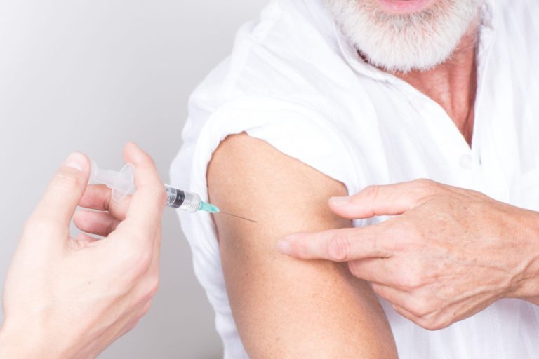 Особенности вакцинации пожилых людей от COVID-19