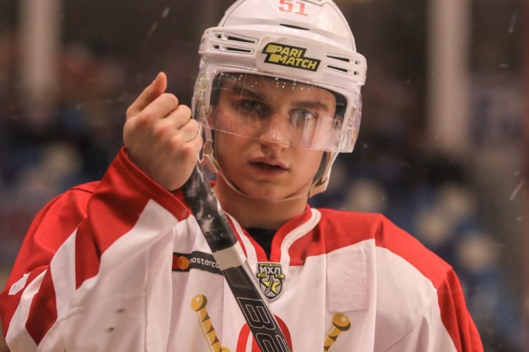 Николай Смирнов; хоккей