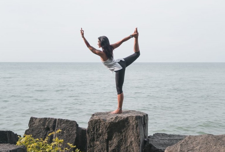 В поисках силы: физическое и духовное оздоровление через йогу