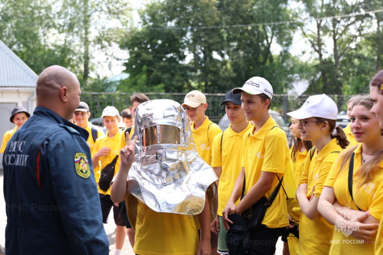 Подростки из трудового отряда Солнечногорска попробовали себя в роли пожарных
